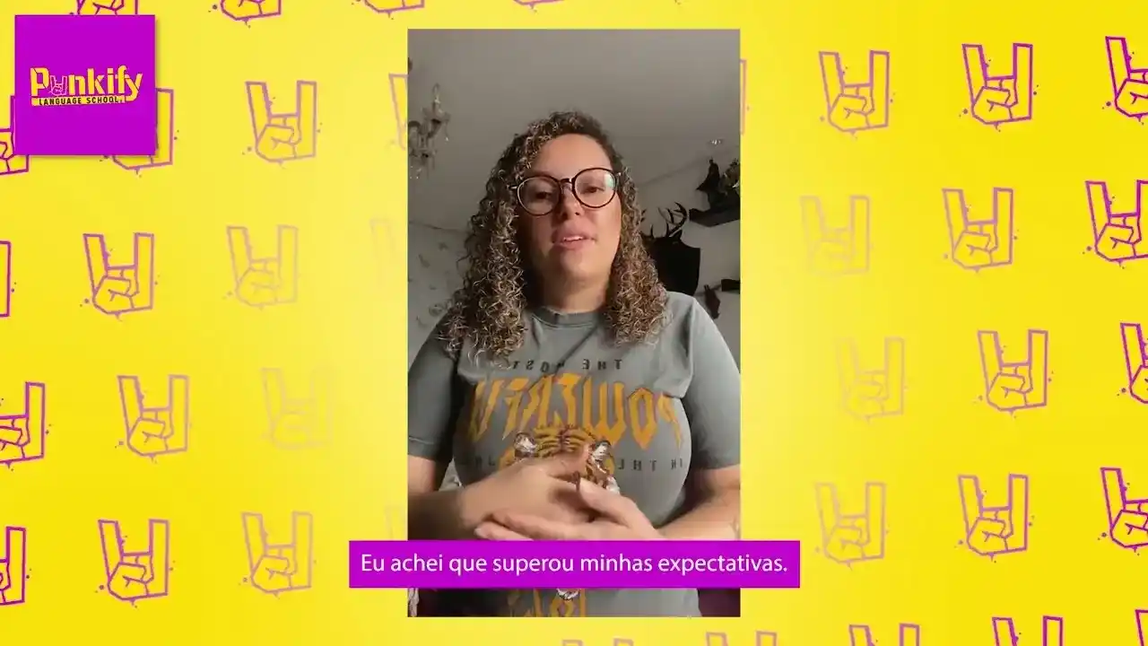 Aluna da Punkify gravando um depoimento: eu achei que superou minhas expectativas