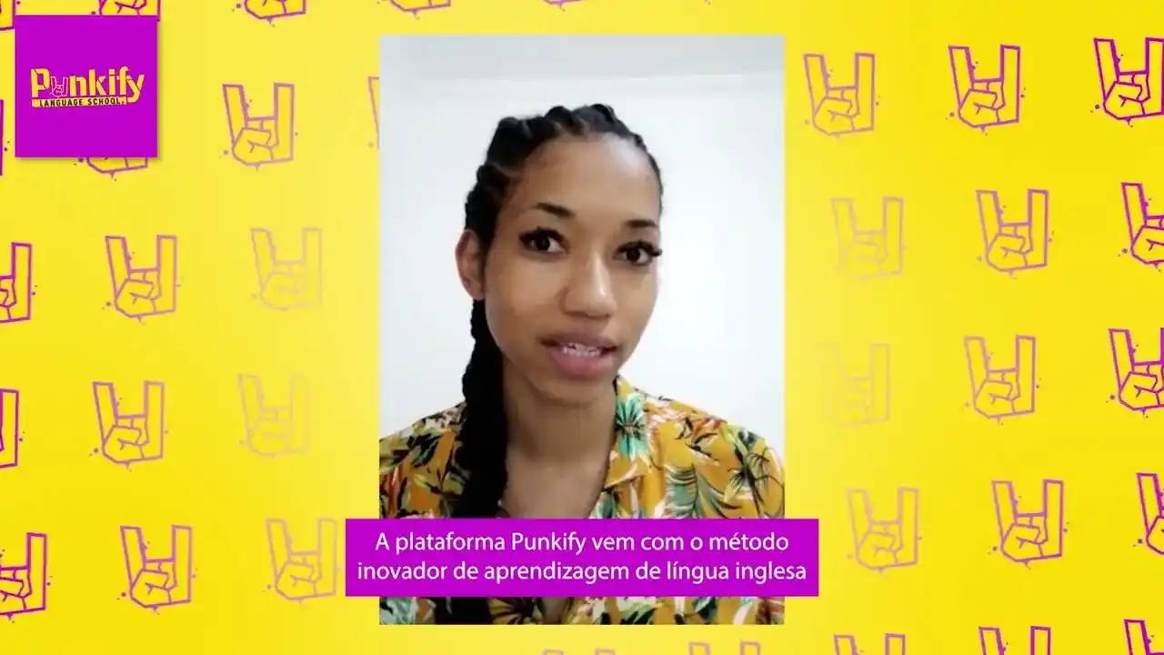Aluna da Punkify gravando um depoimento sobre a plataforma e o método