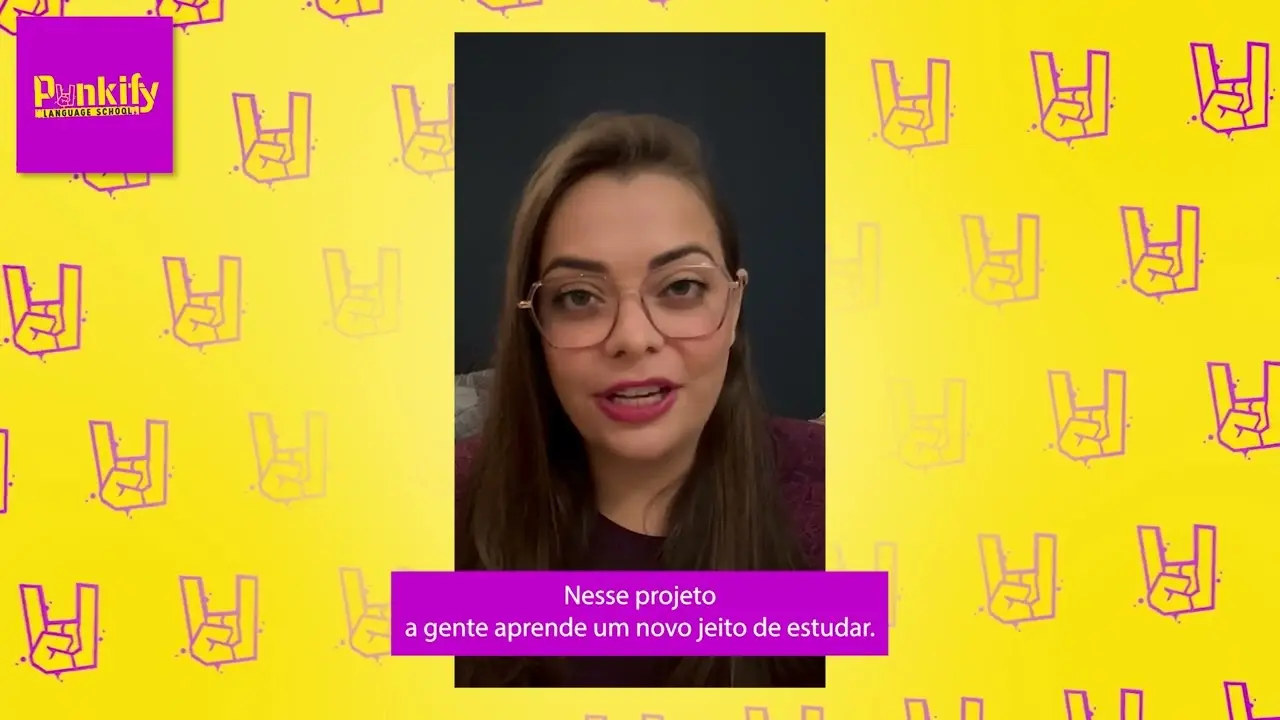Aluna da Punkify gravando um depoimento sobre o novo jeito de estudar