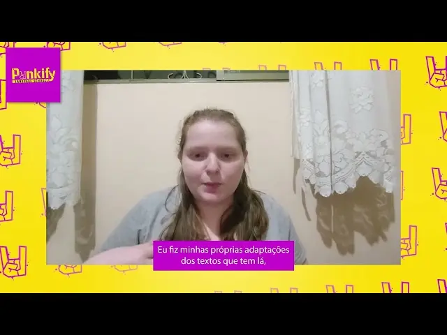 Aluna da Punkify gravando um depoimento sobre adaptações dos textos