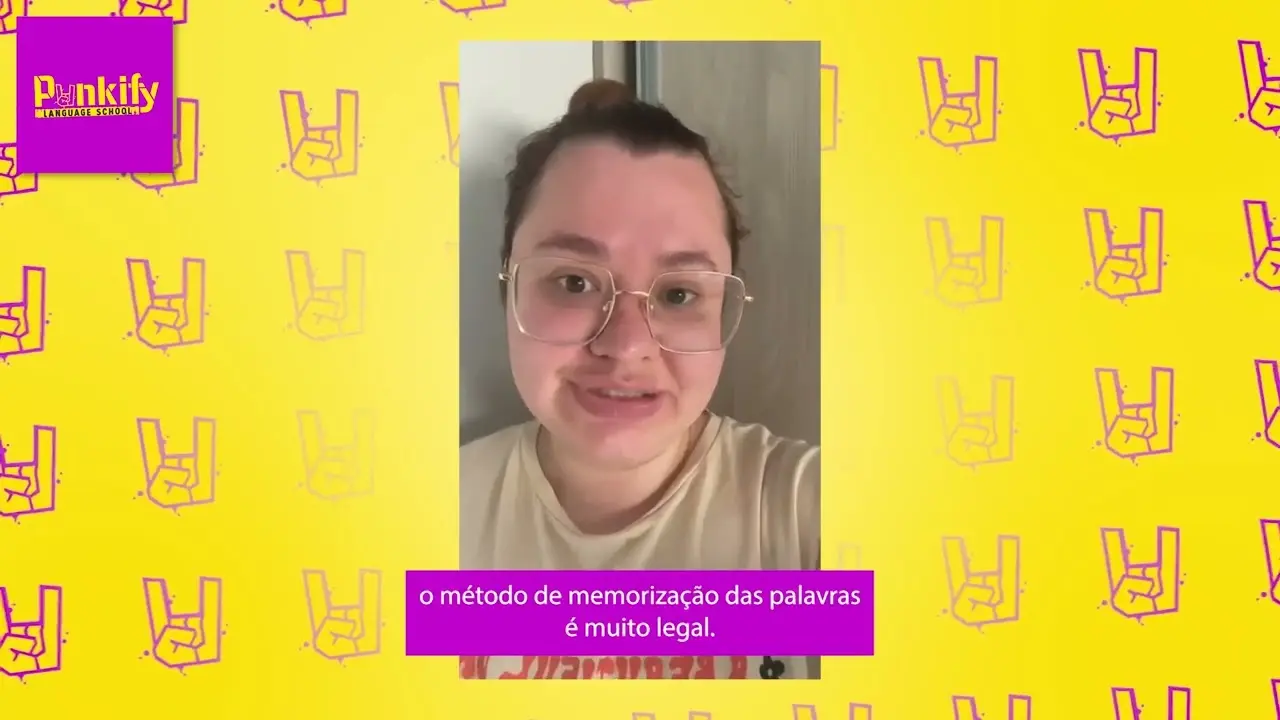Aluna da Punkify gravando um depoimento sobre o método de memorização de palavras