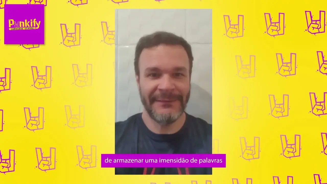 Aluno da Punkify gravando um depoimento sobre armazenar uma imensidão de palavras